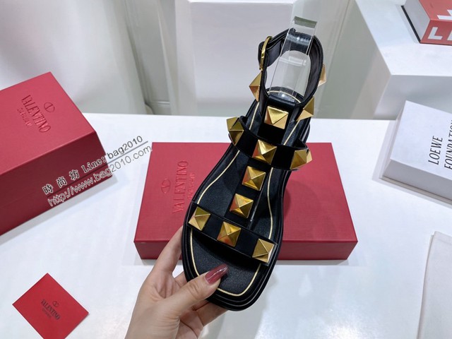 Valentino專櫃新款休閒時尚拖鞋 華倫天奴22春夏爆款系列松糕厚底釘扣沙灘涼拖鞋 dx3495